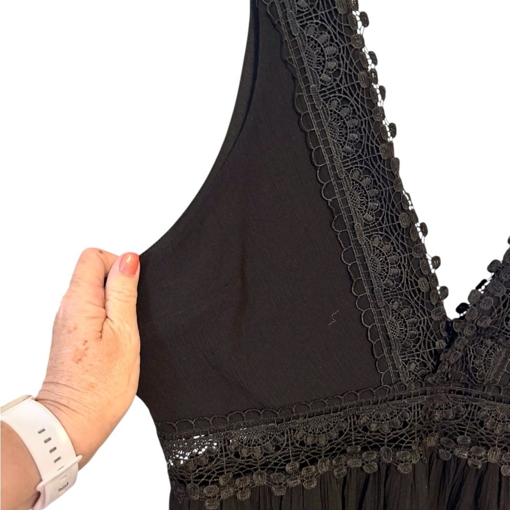 GORGEOUS BLACK SLEEVELESS TOP w/DEEP V-NECK & LACE TRIM SIZE: 16 #CL - Picture 3 of 12